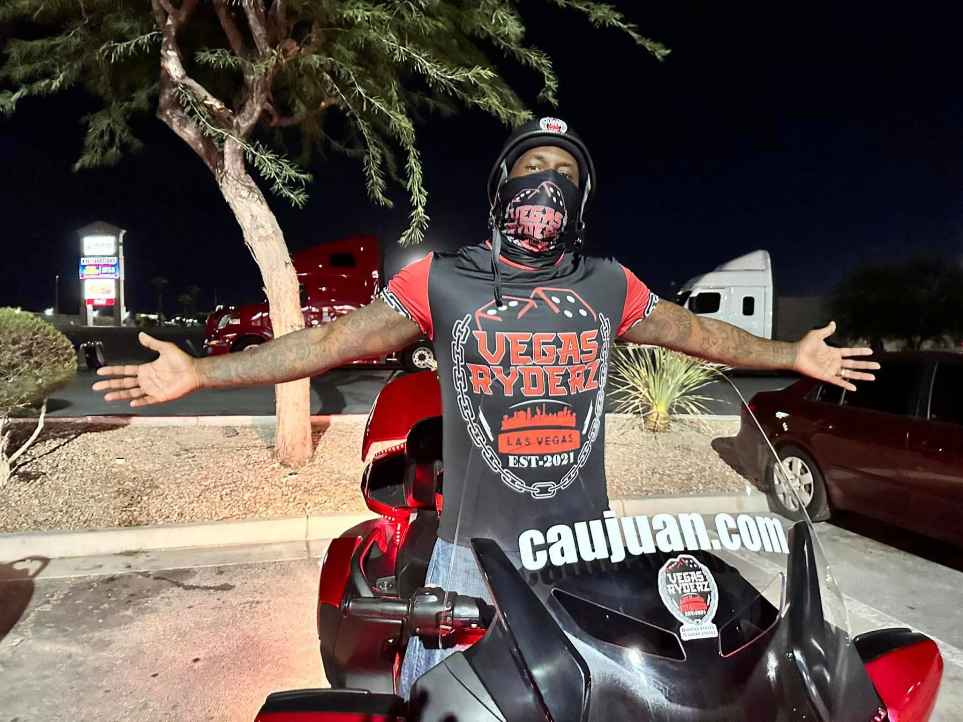 Vegas Ryderz, Arms Out
